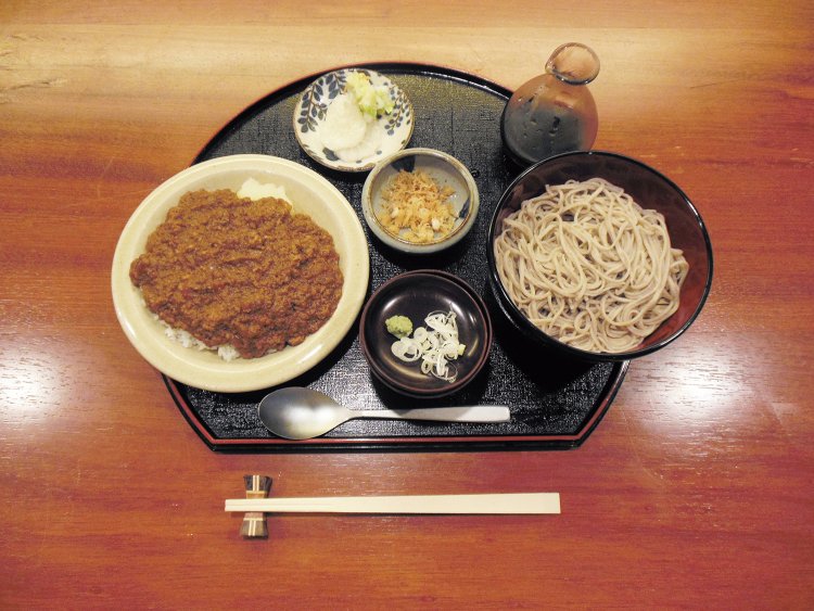 手打ち十割そばとキーマカレーのセット1180円。もりそばに付くそば湯は山形鋳物の鉄瓶で注ぐ。