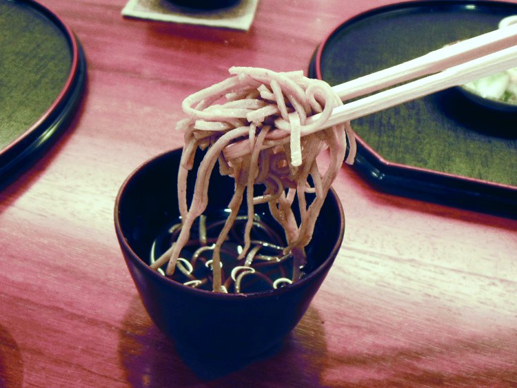 実家のそば屋が40年以上継ぎ足している特製のかえしに、本ガツオ、ソウダガツオ、ムロアジ、サバ節でとった出汁がたっぷり。