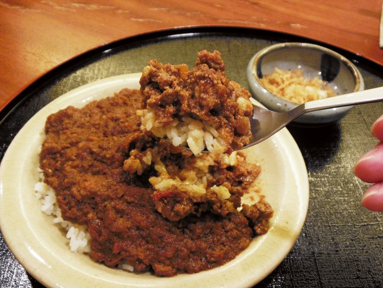 そば屋のキーマカレーは、単品で630円（大盛り無料）。ルーの下にマッシュポテトが隠れていて、この1皿で大満足！
