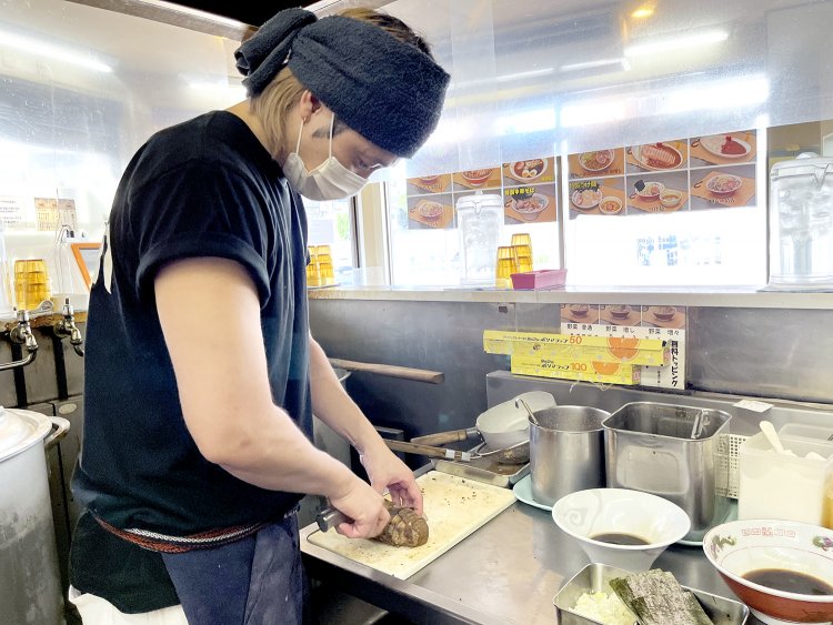 ボリューミーなチャーシューは厚切りに！