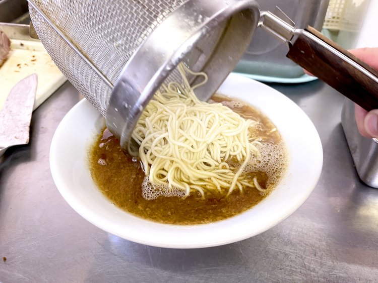 ラーメンも茹で上がり、完成間近だ。もう待てない！