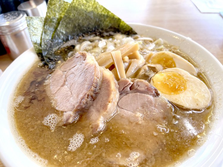 特製中華そば1100円。とんこつベースのスープだが鶏や魚介の風味もある醤油テイスト。