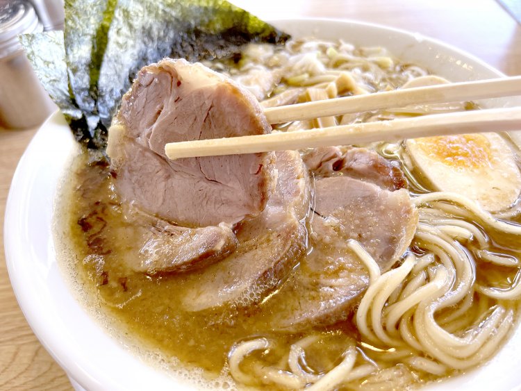 醤油で煮たチャーシューは肉々しくて柔らかい。煮込んだあとの醤油はラーメンのかえしになる。