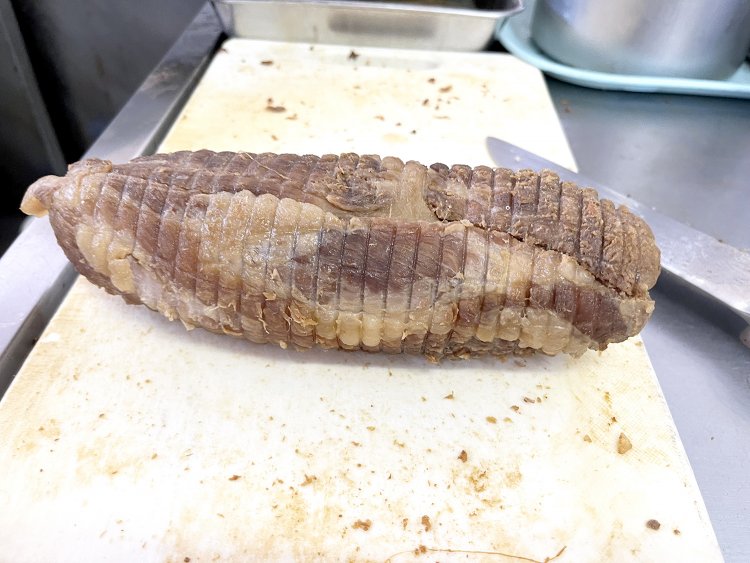 ほどよく脂が入った豚肩ロースを使用。チャーシュー好きにはたまらない光景だろう。