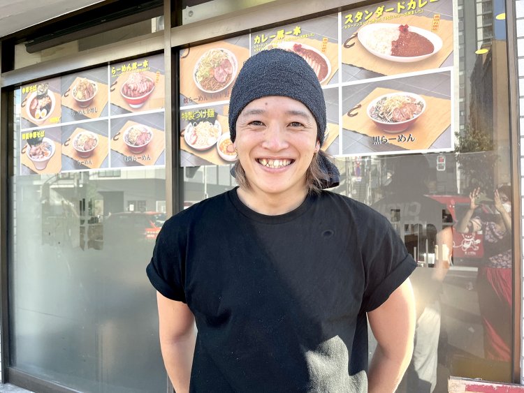 質問のひとつひとつに丁寧に答えてくれるイケメン店長の常信さん。