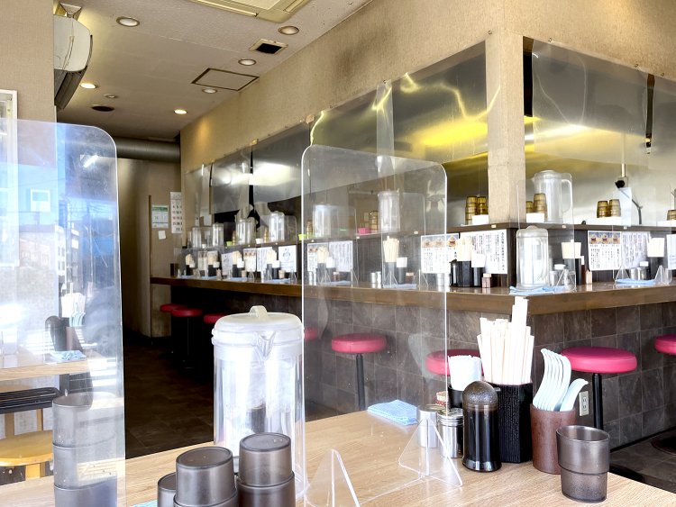 カウンターとテーブル席があり、ひとりはもちろんファミリーでも入りやすい。間口が広いのでベビーカーでもスイスイ。