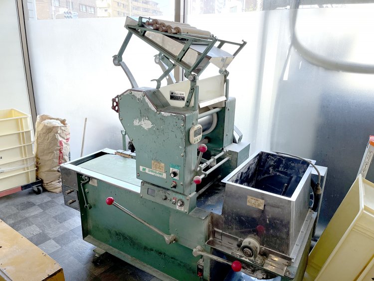 毎日、店舗に併設する製麺室で太麺と細麺を作っている。