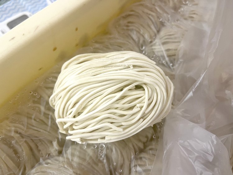 加水率高めの細麺。つるつると喉越しがいい！