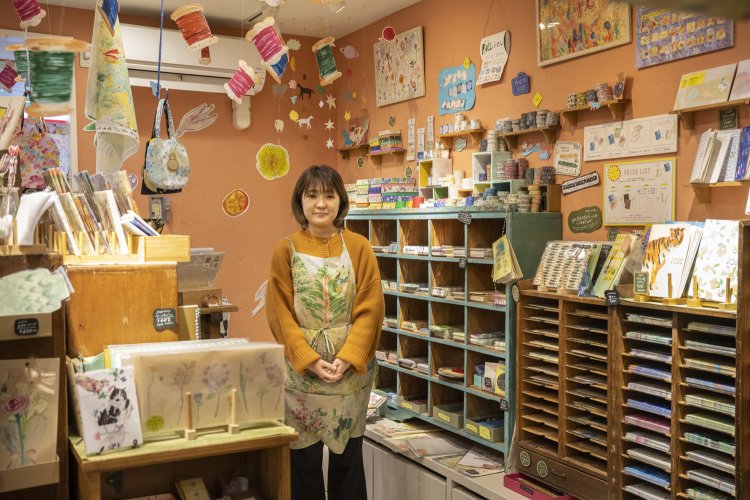 スタッフの池田美紗子さん。店ではさまざまな印刷の相談にも乗ってくれる。