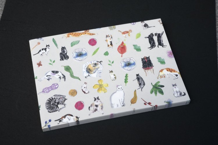 「うちの猫博」の歴代イラストを集めた「猫の図鑑」メモパッド363円。