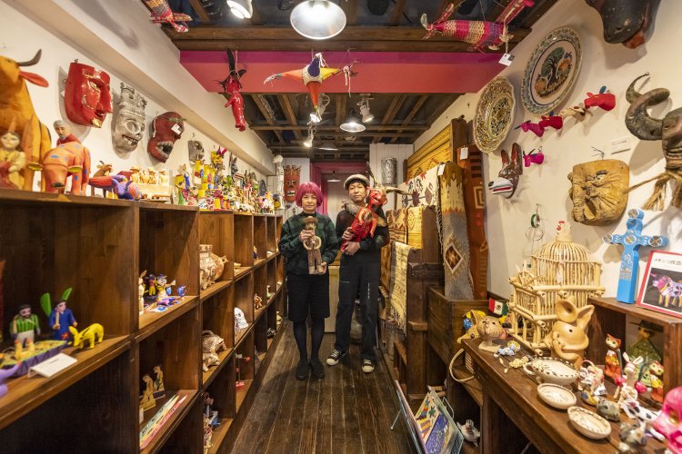 博物館のような店内に立つ山本夫妻。