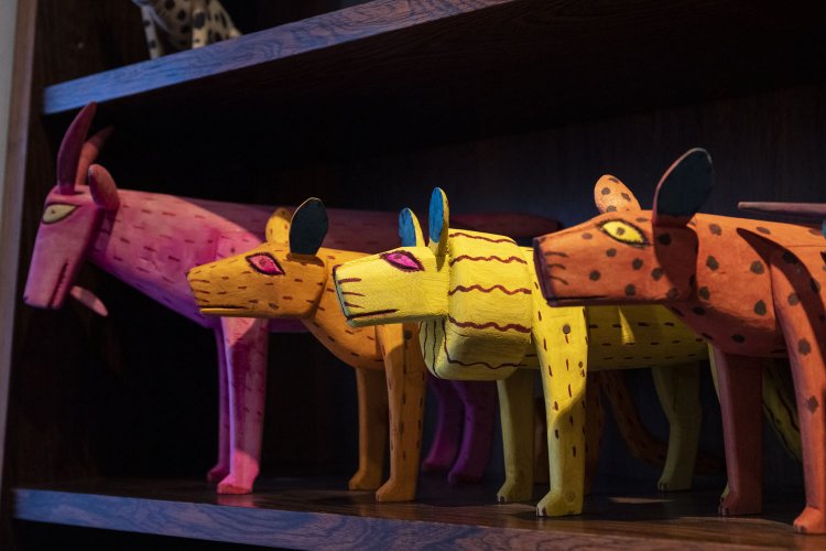 アニリン染料の鮮やかな色が次第に落ち着いていく変化がアジな木彫りの動物。