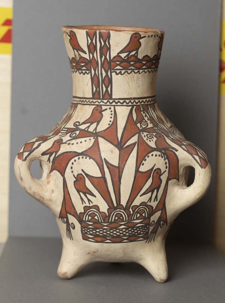 土焼の三脚壺1万6500円。