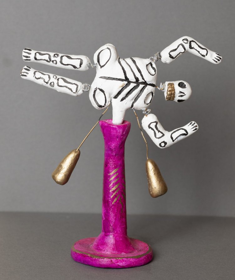 倒れた状態でくるくる回る伝統玩具、飛ぶガイコツ1万3200円。