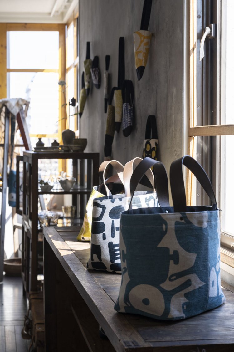 取材時は常連作家「アトリエか猫」のバッグを展示販売。