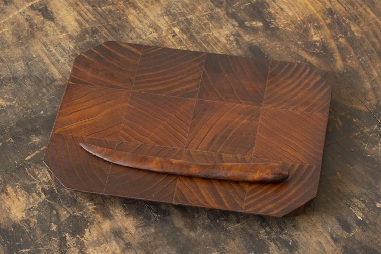 森下綾のスギの寄せ木細工の角平皿（小）3000円と和菓子切り1800円。