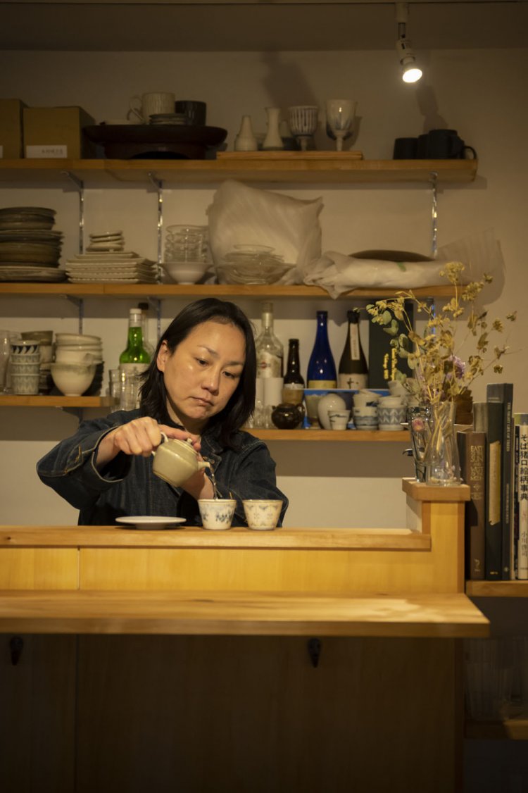 中国茶を供する上松さん。カウンターは器を置いて吟味するにも丁度いい高さ。