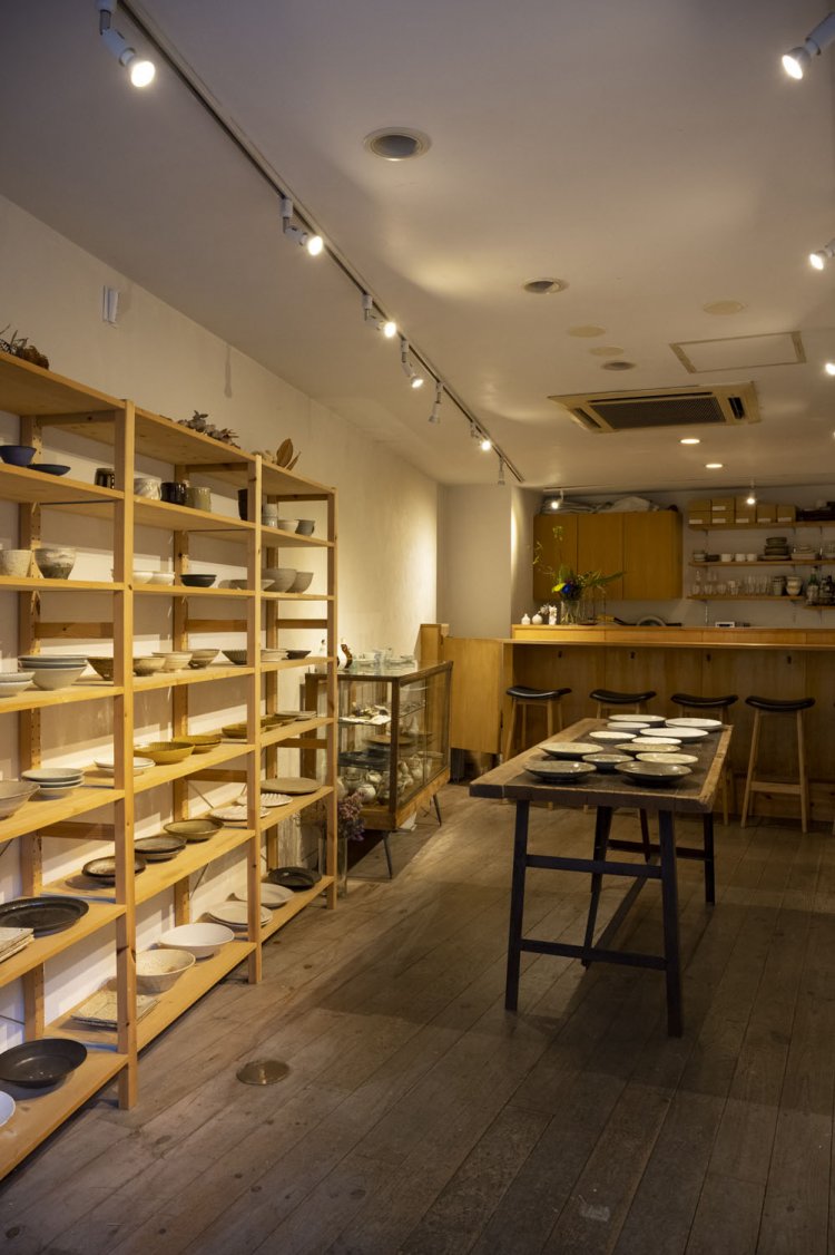 奥まで見通せるこざっぱりした店内で、散歩中にも入りやすい。