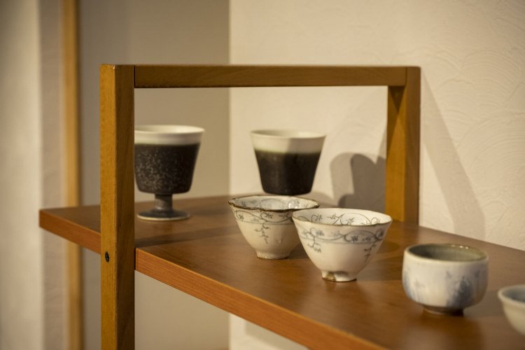 ぐい呑みが目に着くあたり店主の趣味が伺える。