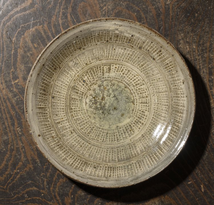 井上茂の灰釉印花7寸皿8580円。