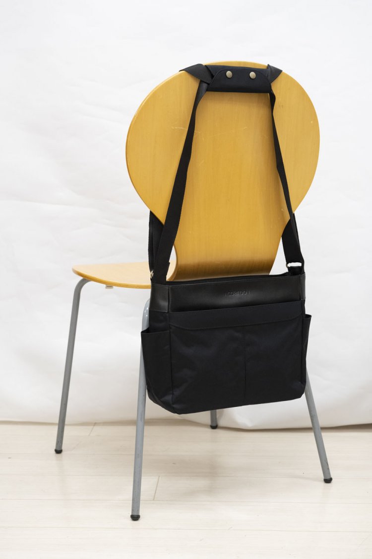 椅子の背に安定して掛けられるのも便利。