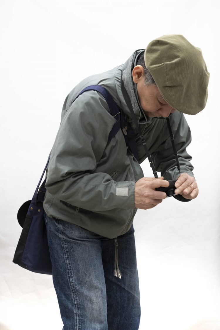 前かがみになってもバッグが浮かないメッセンジャーバッグ風。