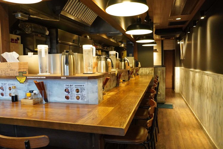 スタイリッシュな造りで、奥にはテーブル席もある。