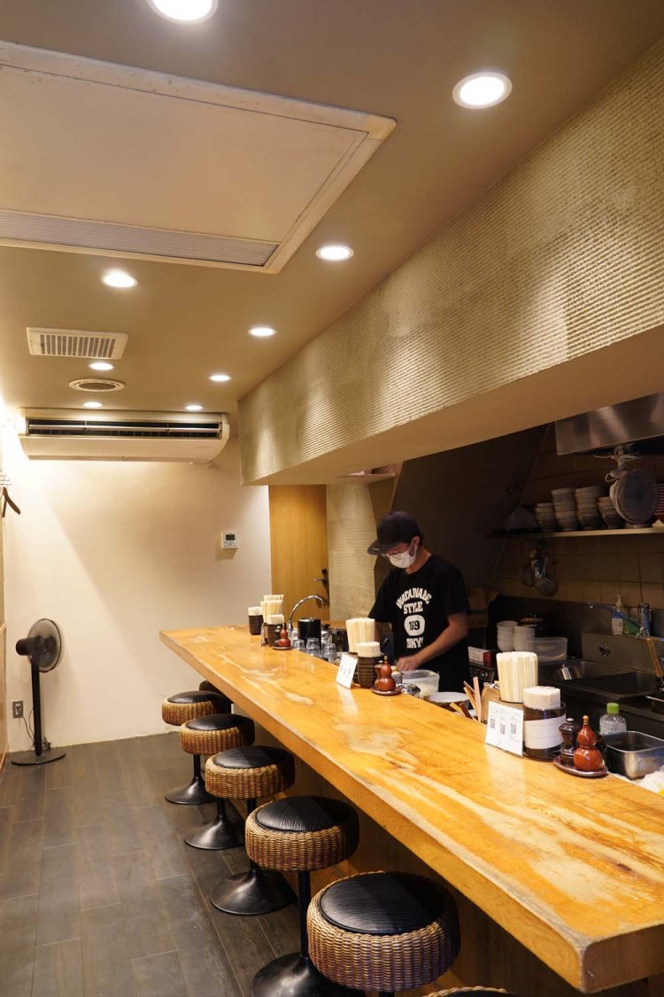 開店と同時に客が訪れ、カウンター席のみの店内はすぐに満席になる。