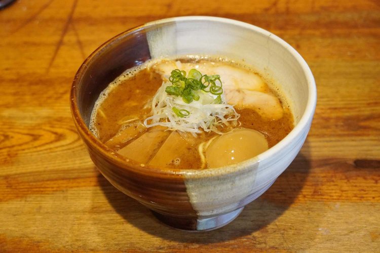 九州旅行で出合った小石原焼の器も印象的な、味玉らーめん1150円。