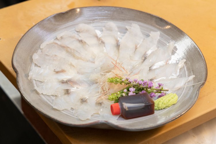 コチの薄造り3600円（2人前）。