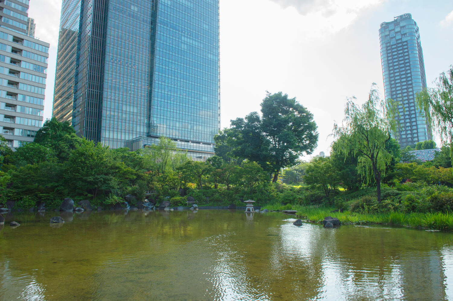 東京ミッドタウンの裏手に広がる檜町公園は、長州藩・毛利家の下屋敷庭園跡。あまりの気持ちよさに、芝生の上を裸足で歩きたくなる！