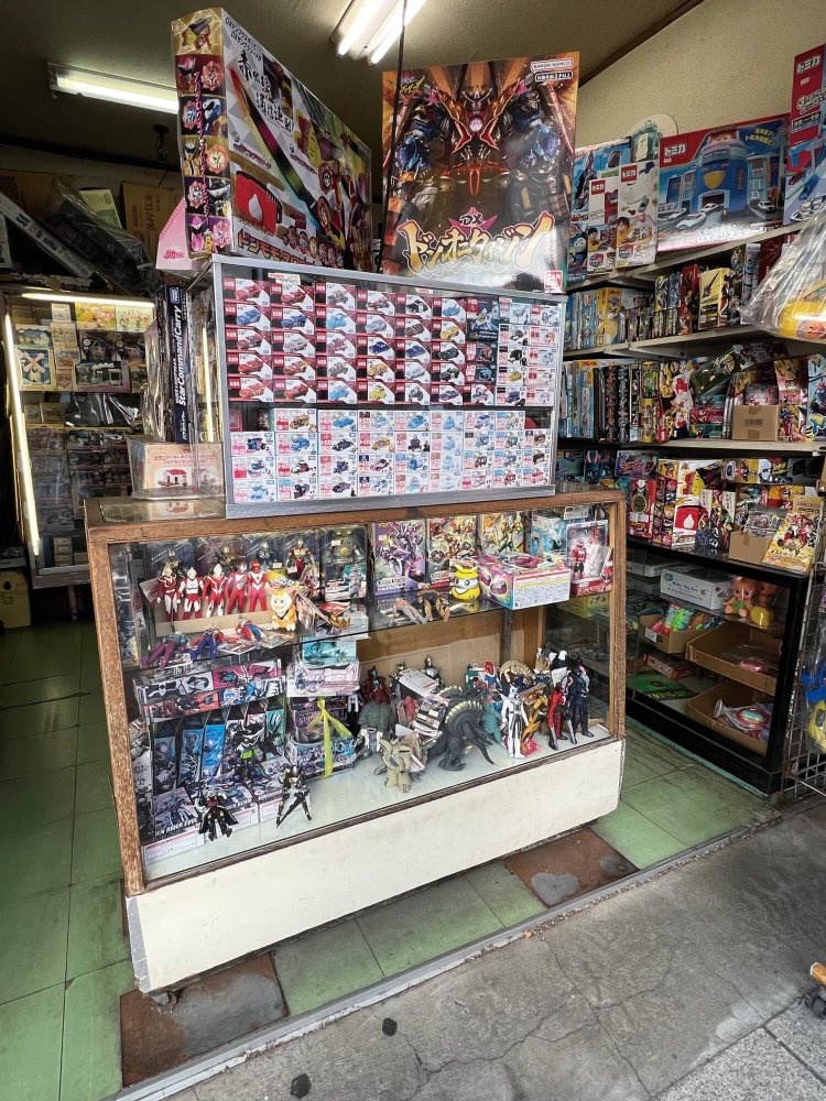 広尾商店街に立つ昔ながらの玩具店『おもちゃのたまや』。童心に帰って大人買い!?