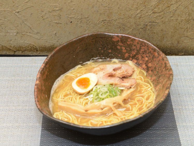 見た目ほどしつこさを感じられず、マイルドな仕上がりの鶏白湯 醬油らーめん。