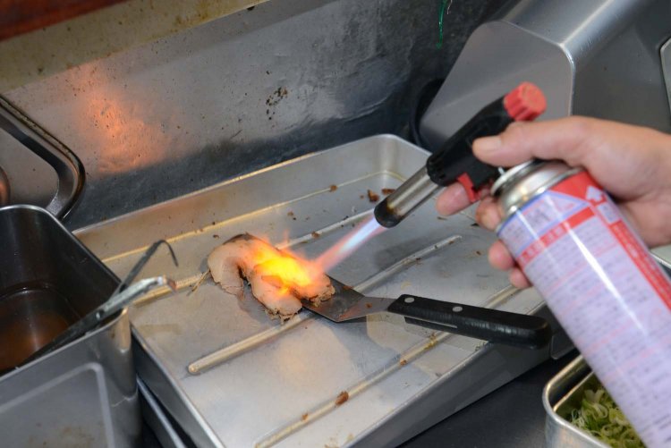 チャーシューを炙ることによって香ばしくなり、脂が溶けて旨みがアップ。