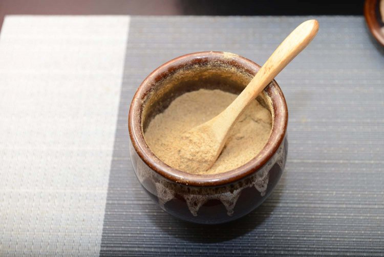 卓上には魚粉があり、鶏白湯 塩らーめんには抜群に合うという。