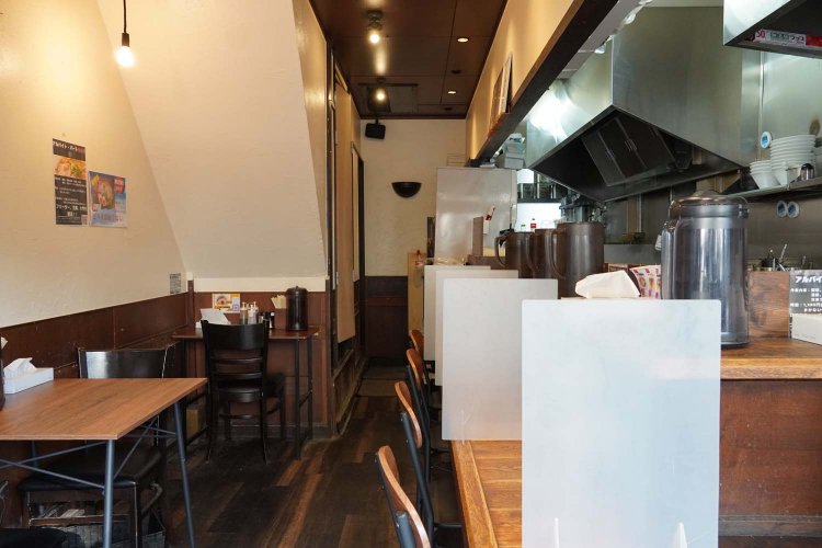 L字カウンターは天板の幅も広く、ゆっくりと食事を楽しめる。