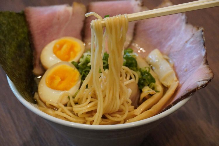 中細のストレート麺はもっちりとした食感があり、スープをしっかり絡め取る。