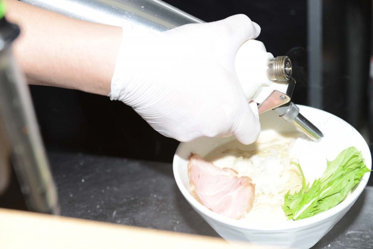 真っ白なスープに、真っ白なエスプーマが注がれる。