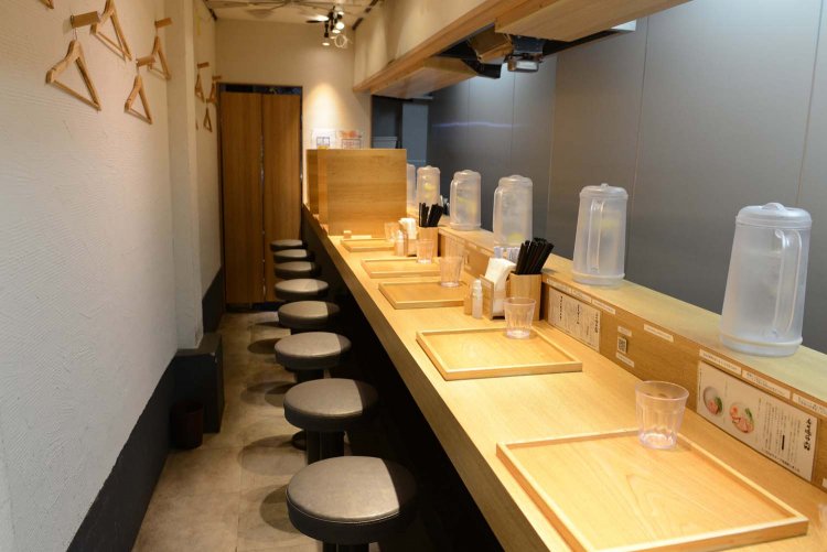 店内は白い壁や木のカウンターなどどこかおしゃれな造りだ。