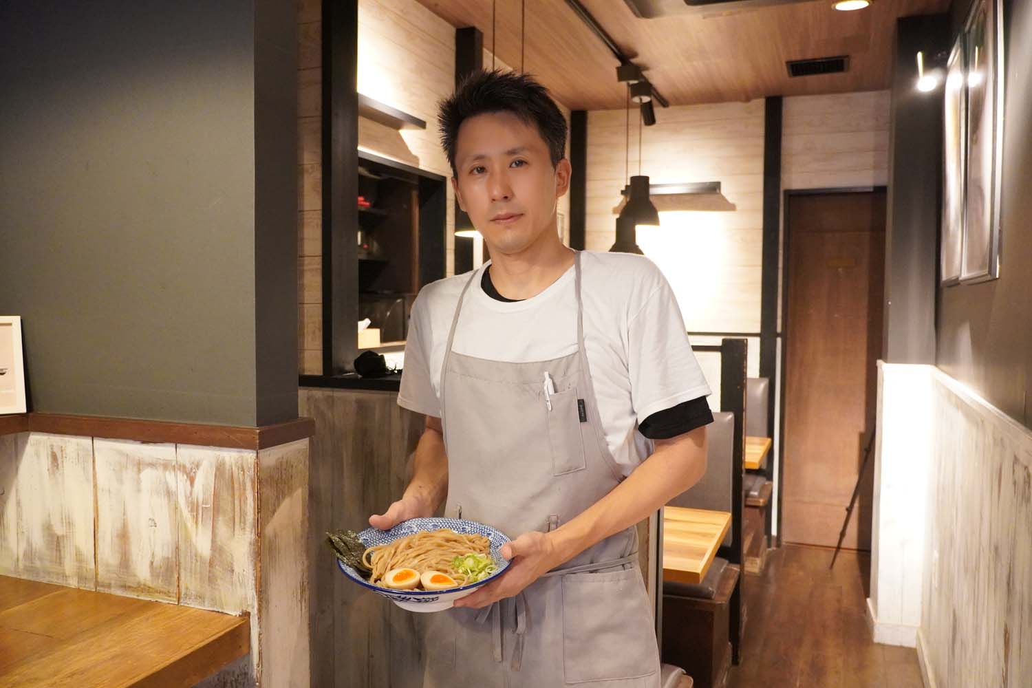 開店と同時にお客様がひっきりなしに訪れ、調理する手が止まることがない椎野店長。