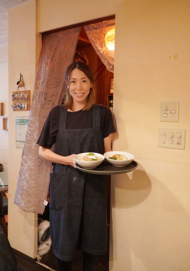 調理も接客も行うという、パワフルで元気な白井さん。