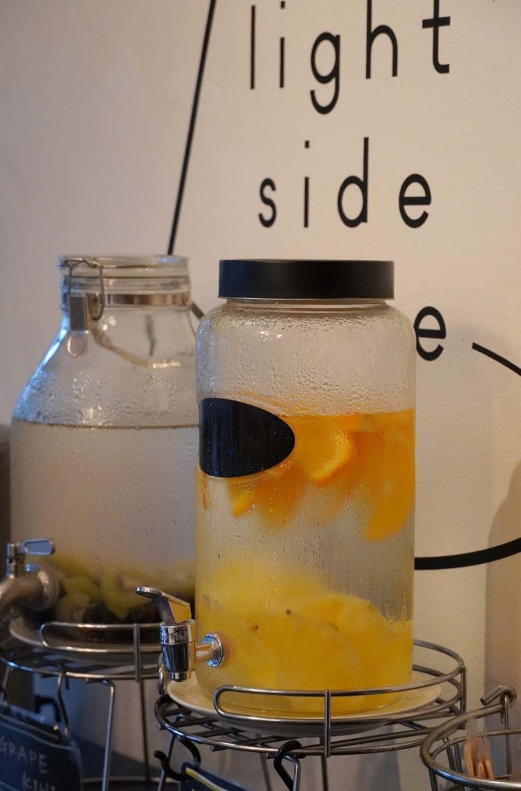 季節の果物を使ったフレーバーウォーターを用意する。