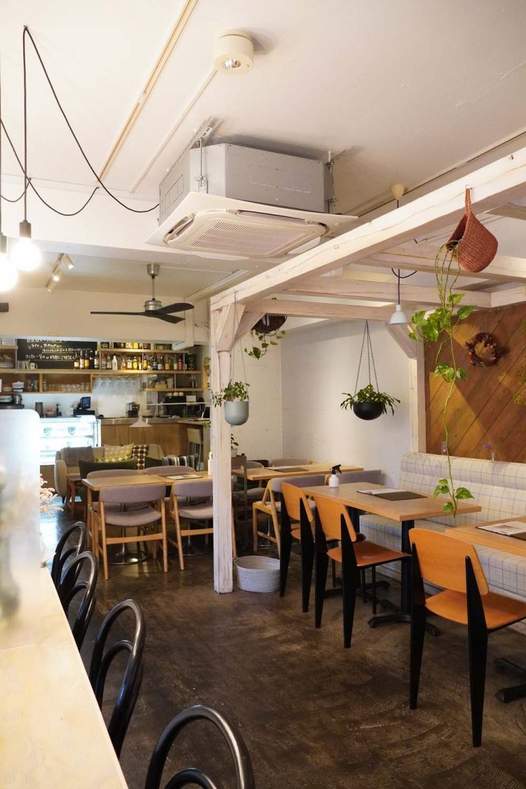 店内の奥にはソファ席もあり、どの座席もゆったりと配置されている。