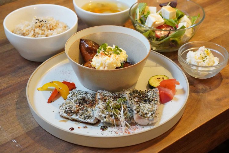 季節のお魚プレート。味の濃淡や、調理法による食感の違いを引き出した一皿が並ぶ。