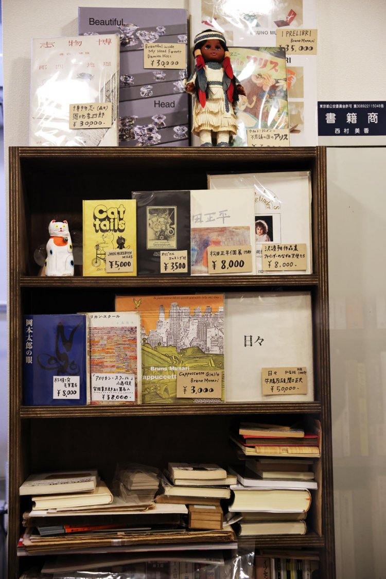 レジの後ろには希少な本もあり。