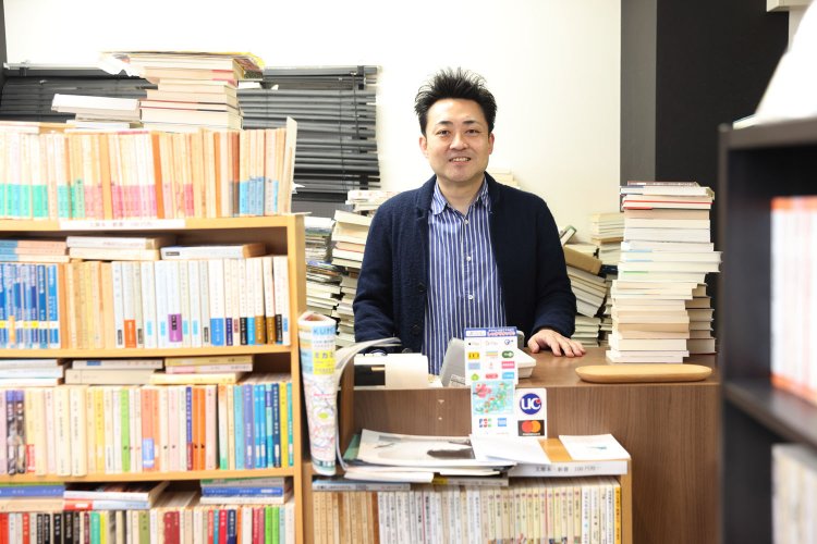 店主の堤雄一さん。かつては大阪で新刊書店を経営していた。のちに上京。「店名は防波堤ではなく防『破』堤 です」。