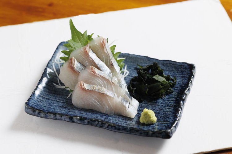 また行きたくなる一品！　「本日の赤字」の刺し身200円。当日はカガミダイ刺。