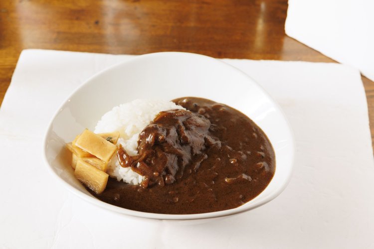 また行きたくなる一品！　モモ肉をワインで煮込む鶏煮込みカレーライス1100円。