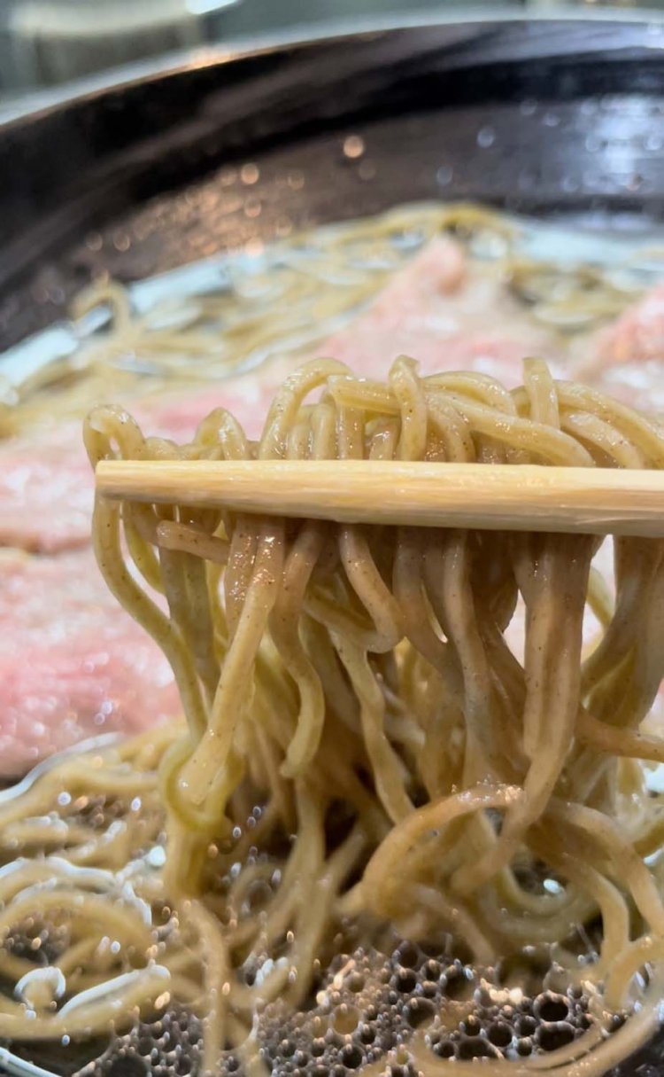 トッピングのローストビーフと麺を絡めて一緒に味わうのがおすすめ。