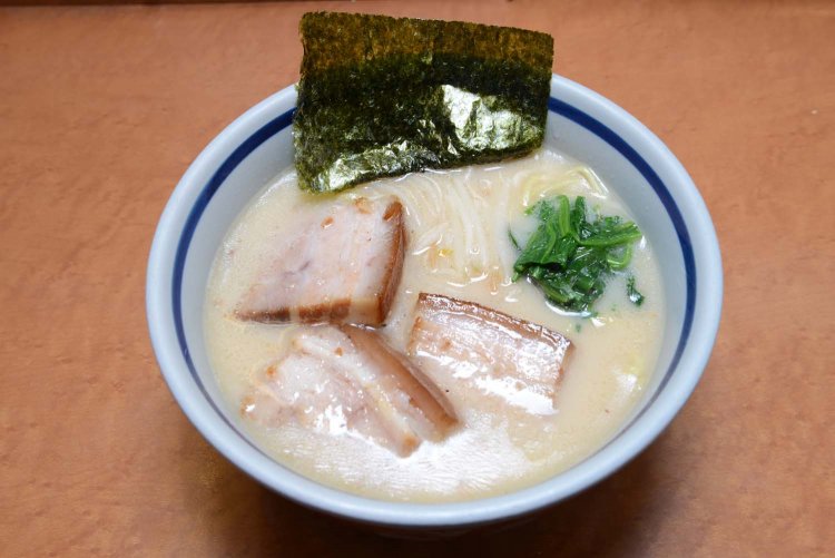 皮付きあっさりらーめん。トッピングされたシャキシャキのモヤシやホウレン草、海苔などもスープによく合う。